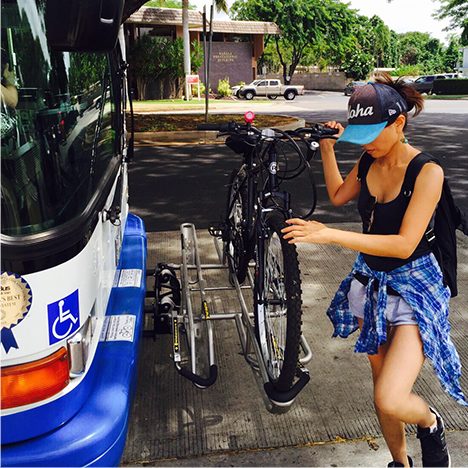 バスに自転車を積んで移動したりもします。